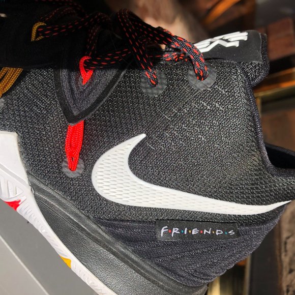 Nike Kyrie 5 x Friends - Picture 2 of 5
